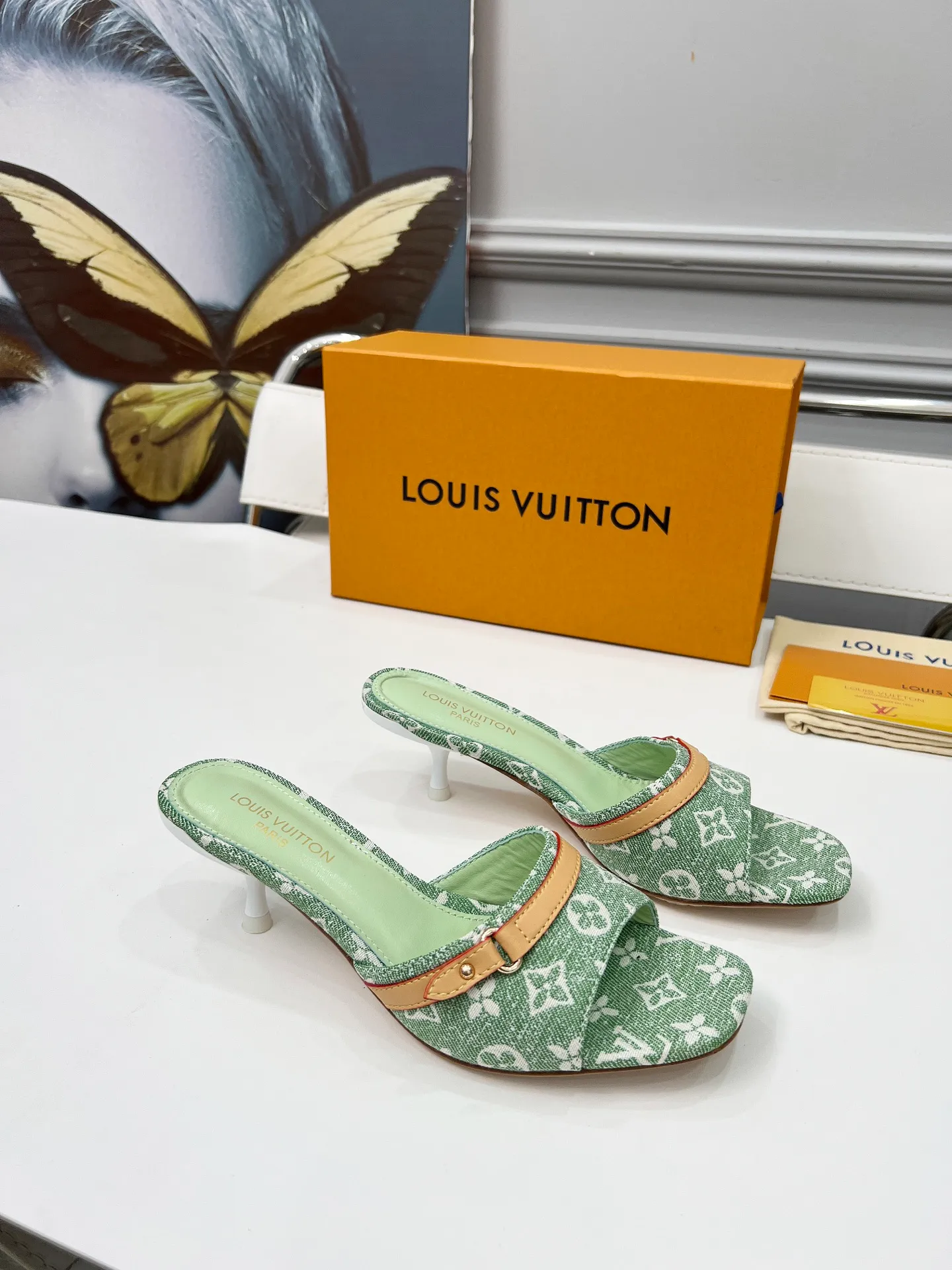 👟👟Ex-factory price 440👟👟 LV new denim kitten heel slippers 2025 summer must-have for goddesses, original replica, super comfortable on the feet. Show off the queen's temperament, the heel height is 9.5CM, which shows your temperament without being tiring. Leather outsole. Standard code: 35-42 (41 and 42 codes are customized, non-returnable and non-exchangeable)